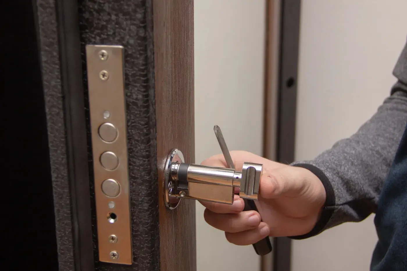 Pose d'une serrure multipoints sur une porte blindée à Bourg-la-Reine